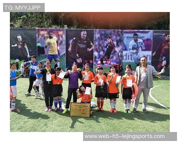 外国足球明星亲自赠送球衣给孩子们传递梦想与希望